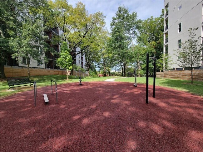 Building Photo - 525 Parkway Dr NE