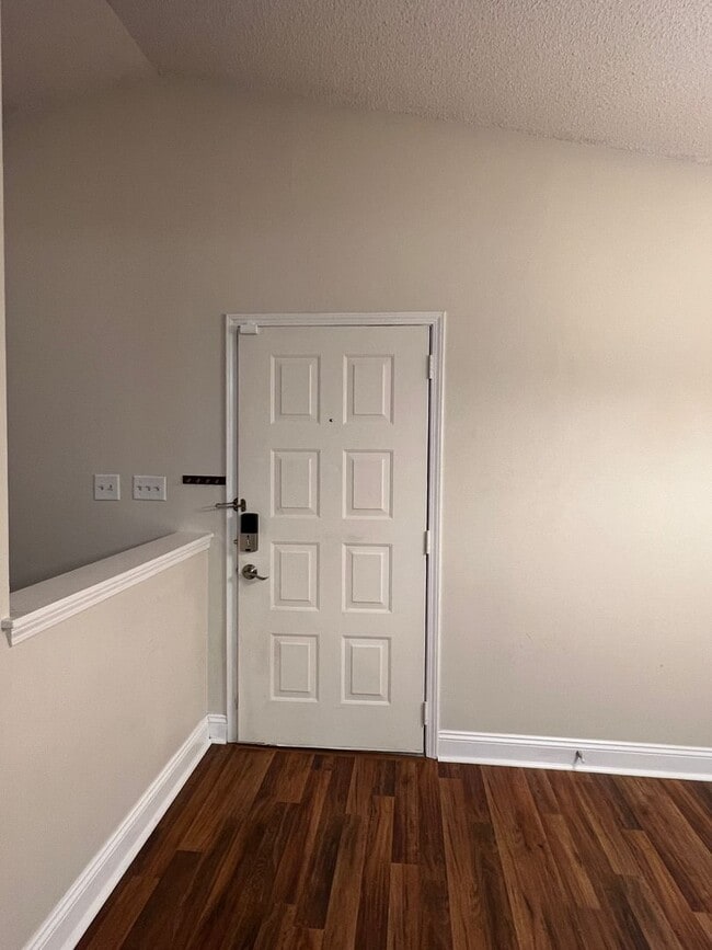 Building Photo - 2 Bedrooms w/ Scenic View