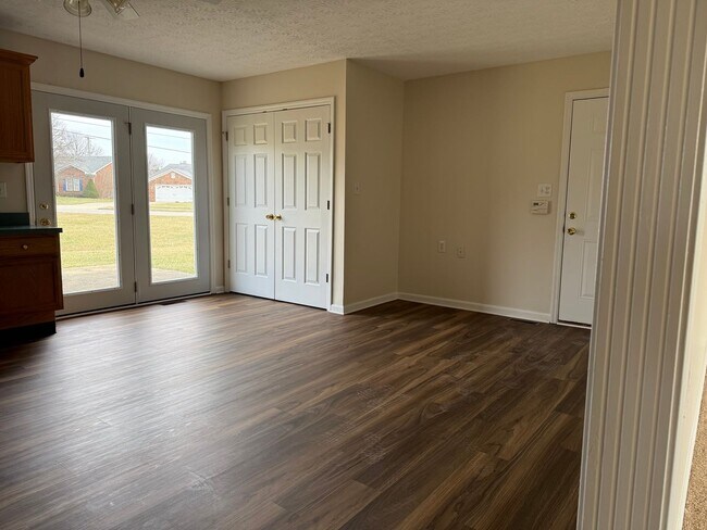 Building Photo - 3 bedroom 2 full bath house