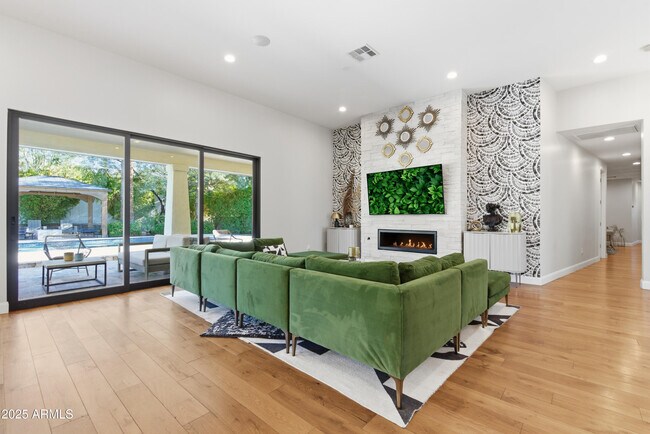 Building Photo - 4601 N Royal View Dr