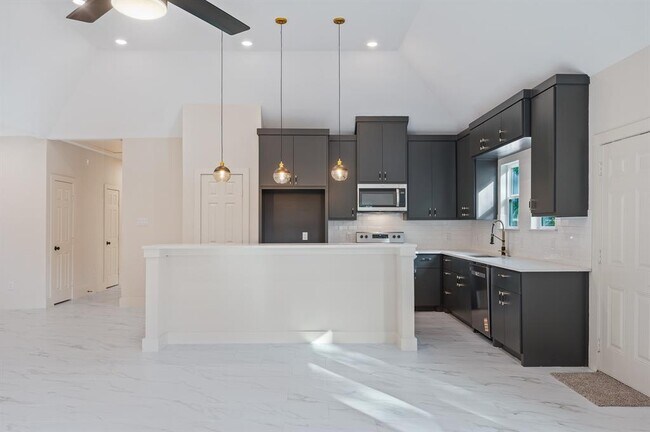 Building Photo - 16346 Summer Dawn Ln