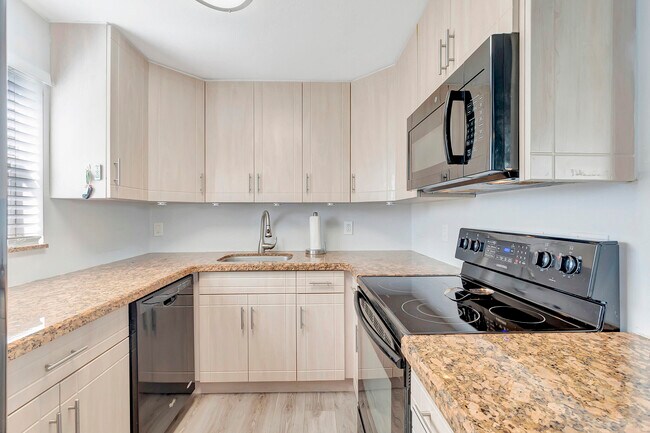 Building Photo - 65 Monaco Ct
