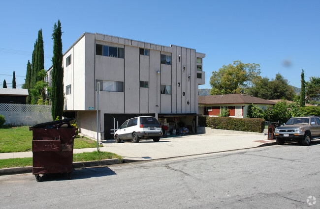 Building Photo - 706 Salem St