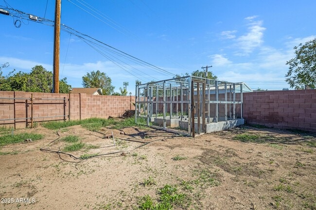 Building Photo - 110 W Del Rio Dr