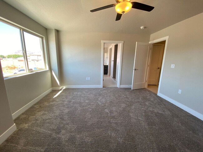 Building Photo - Red Mountain Vista Town Home, End Unit