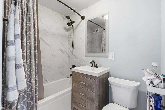 Building Photo - 2930 N Sheridan Rd