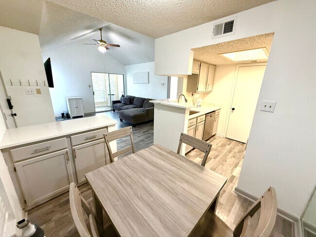 Building Photo - AVAILABLE NOW! 3rd Floor 1 Bedroom / 1 Bat...