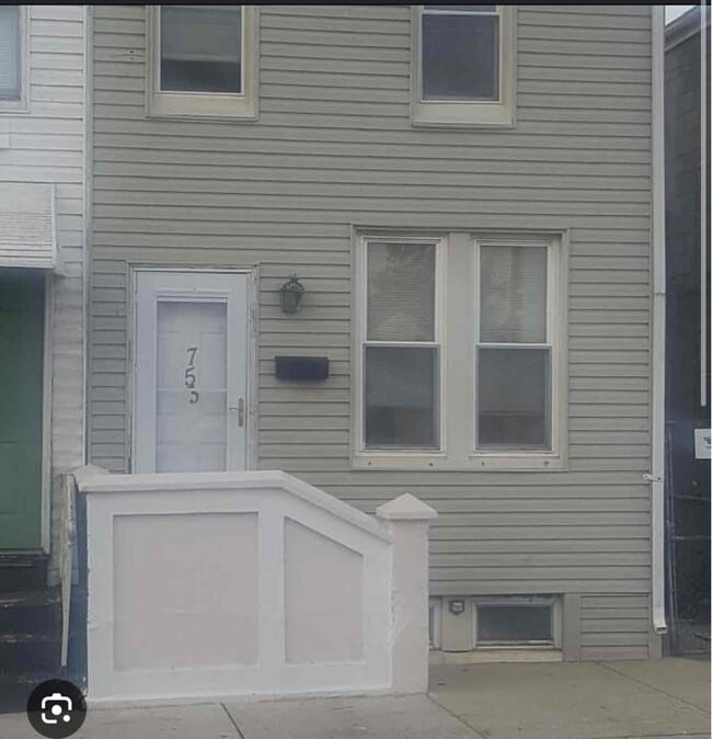 Building Photo - 753 E Princess St