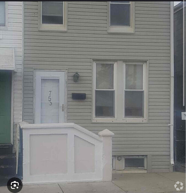 Building Photo - 753 E Princess St