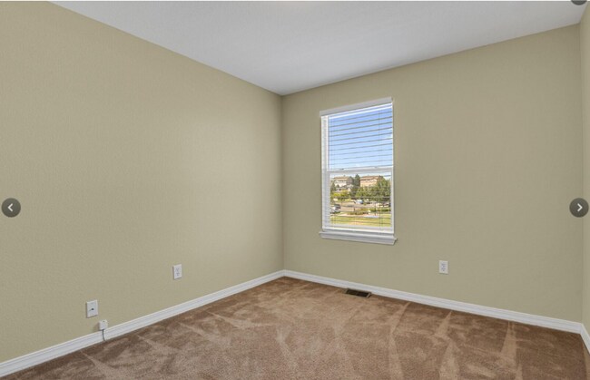 Building Photo - Long Realty & Property Management - Well Maintained 4 Bedroom Home in East Aurora