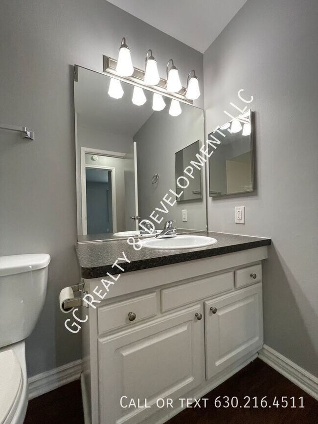 Building Photo - 13 Simpson St