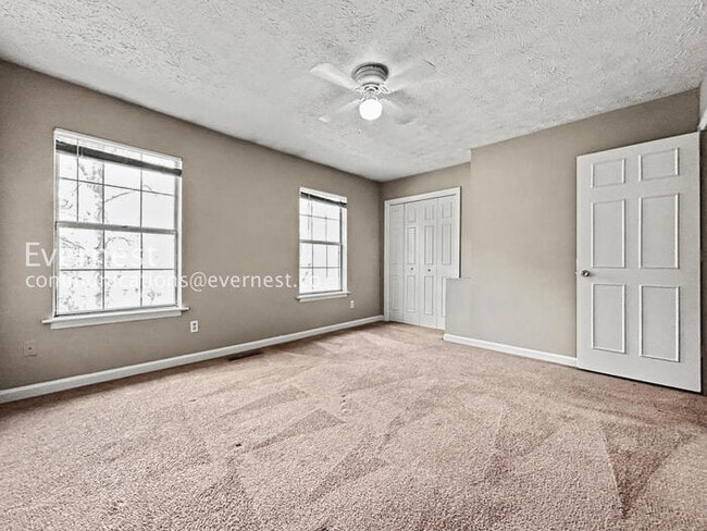 Building Photo - 2 Bed/1.5 Bath Townhome with Modern Amenities / Pet-Friendly / Coming Soon!