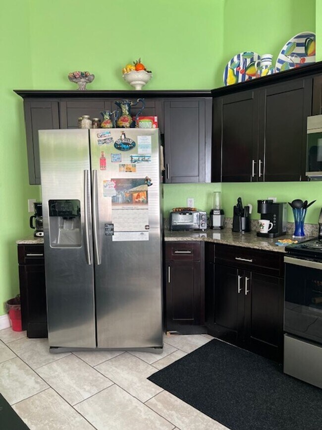 Building Photo - 197 Maple Dr