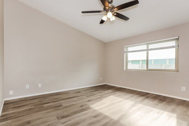 Building Photo - 717 E Calle Chulo Rd