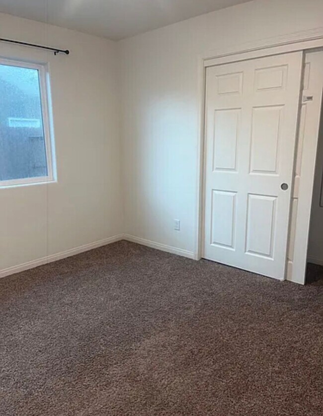 Building Photo - New 3 bedrooms 2 bath home move in ready