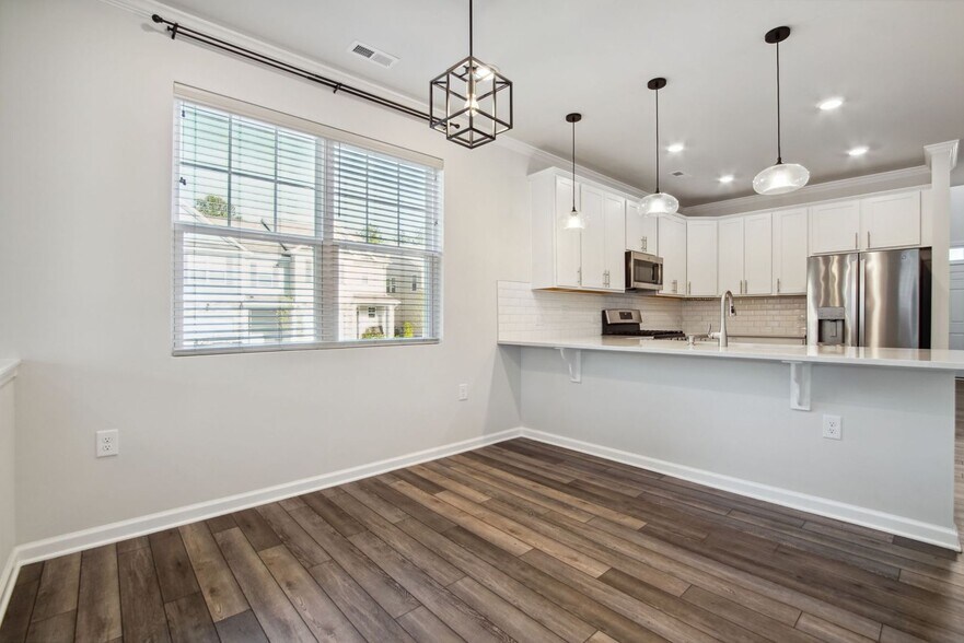 Building Photo - 102 Bedivere Ln