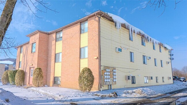 Building Photo - 6379 Robinson Rd