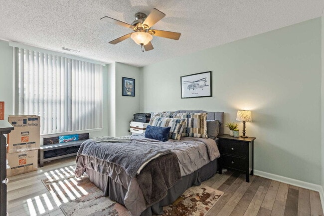 Building Photo - Golf course townhome in Glenwood