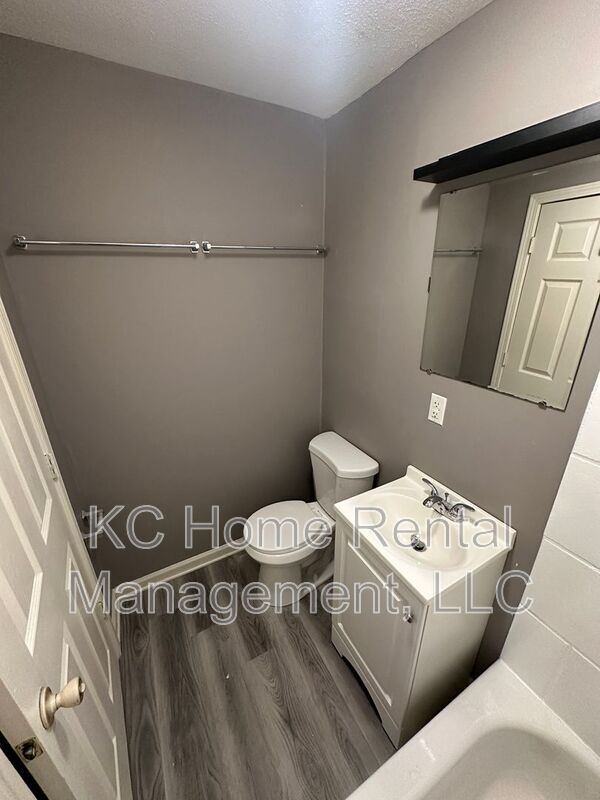 Building Photo - 1110 W 41st Terrace