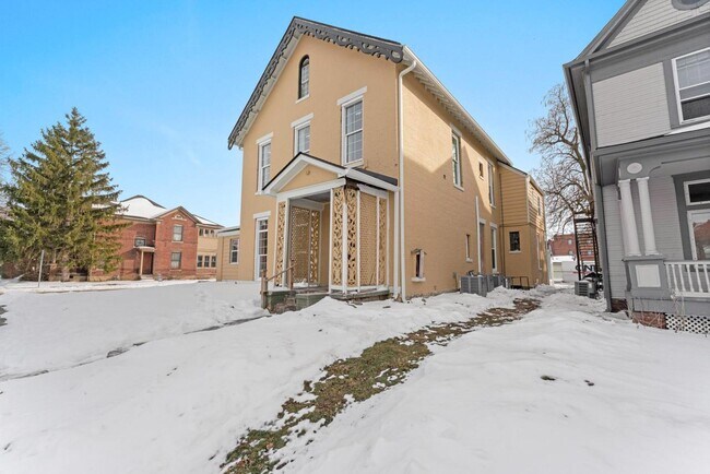 Building Photo - 621 E Main St