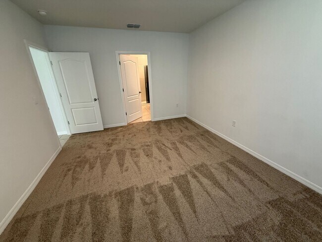 Building Photo - 4/2 Groveland Home