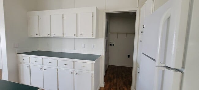 Building Photo - Ready to move in!