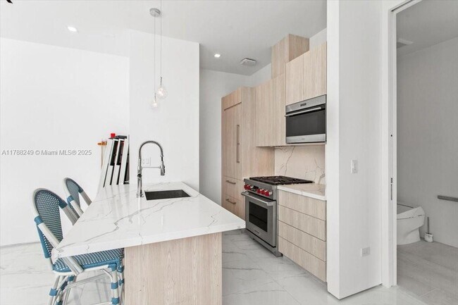 Building Photo - 922 NE 78th St