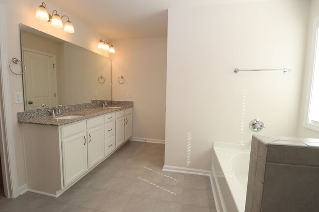Building Photo - Spacious 3BR Home with Community Pool!