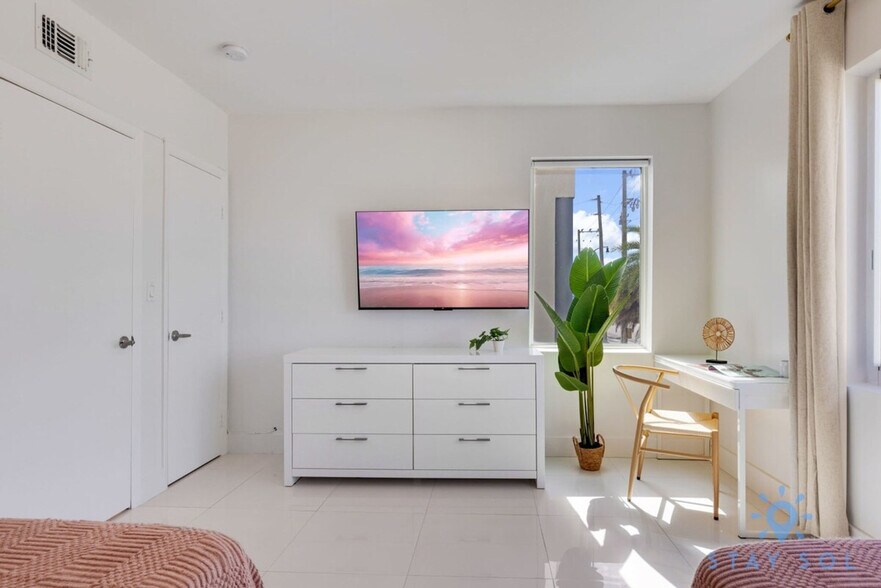 Primary Photo - 809 S Ocean Dr