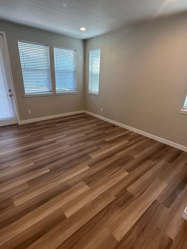 Building Photo - Newer Construction Home Ready NOW