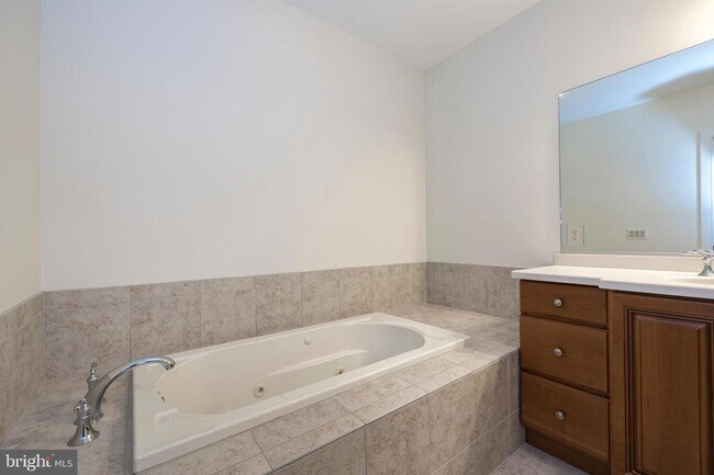 Building Photo - 510 Wellington Square