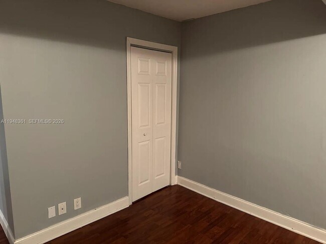 Building Photo - 812 SE 14th Ct