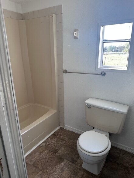 Building Photo - 5584 Lake Buffum Rd