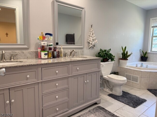 Building Photo - 1704 Bergen Ct