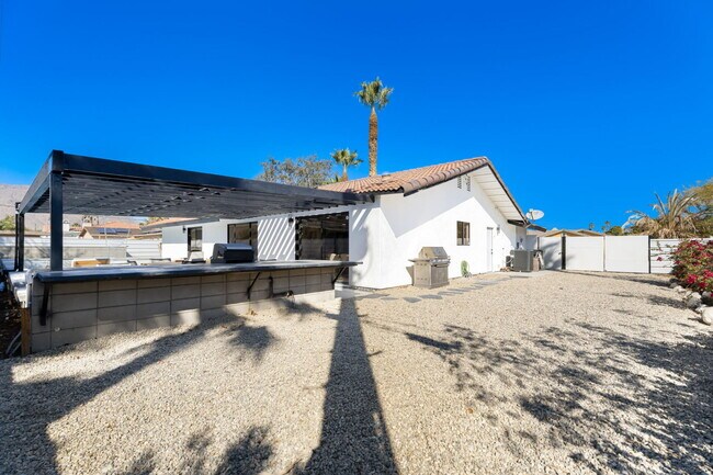 Building Photo - 2171 E Francis Dr