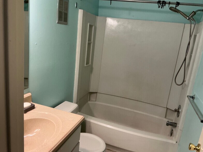Hall Bath - 403 Stockton Ct