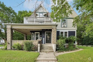 Building Photo - Beautiful 2 Bedroom Lower Duplex Waukesha