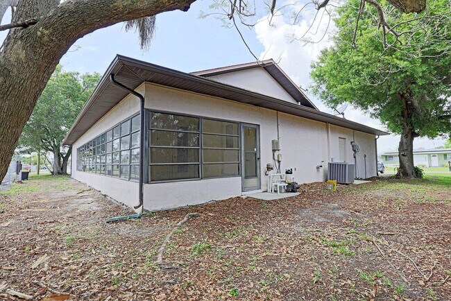 Building Photo - North Fort Myers Single Family Home AVAILABLE NOW