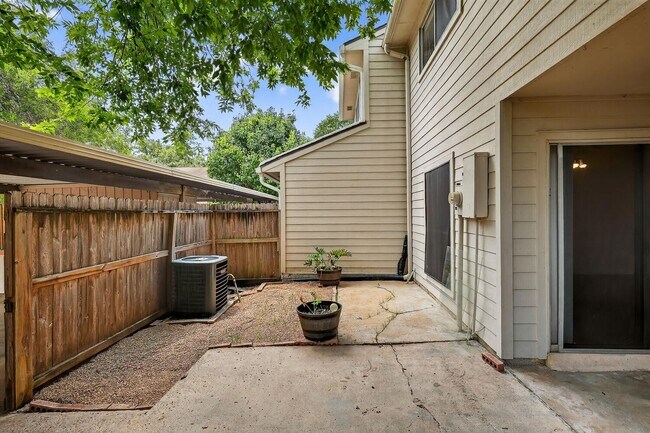 Building Photo - 9204 Westwood Village Dr