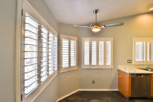 Building Photo - 30725 N Royal Oak Way