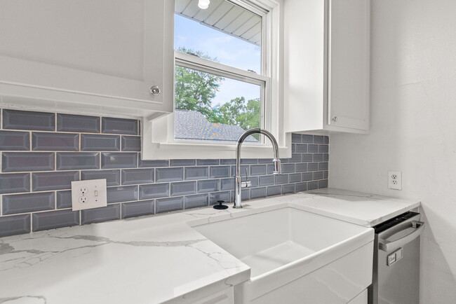 Building Photo - 4905 Lee Ave