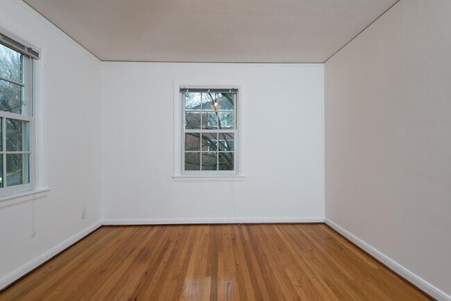 Building Photo - Vintage 2 Bedroom Townhouse