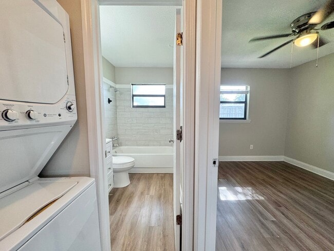 Building Photo - Apartment - Right off Cypress Gardens Blvd