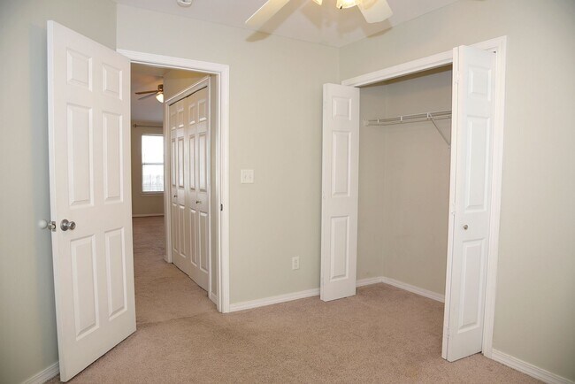 Building Photo - Central Niceville Home with Lawncare Included!