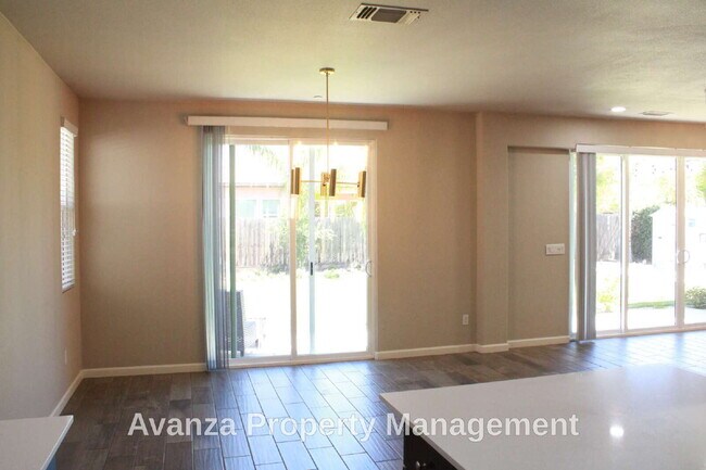 Building Photo - Home for Rent 4 Bed/2.5 Bath - 2,400 Sq Ft. Rent: $3,395/month Security Deposit: $3,495 Clovis Ea...