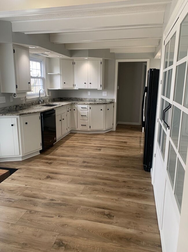 Building Photo - Charming Five-Bedroom Retreat with Finished Basement and Modern Amenities!