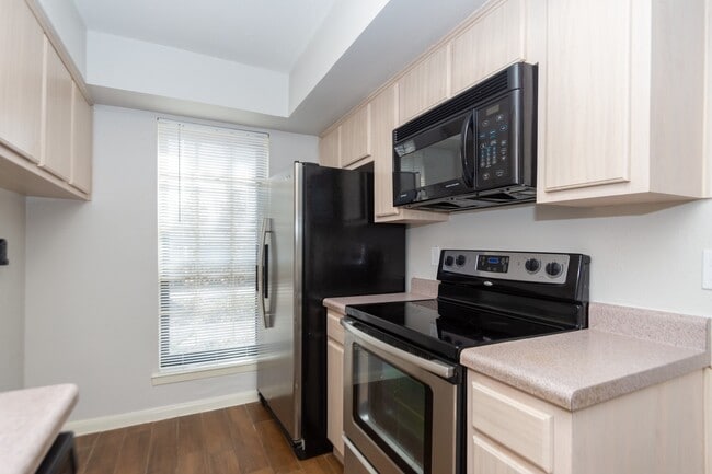 Building Photo - 7950 Grove Ridge Dr