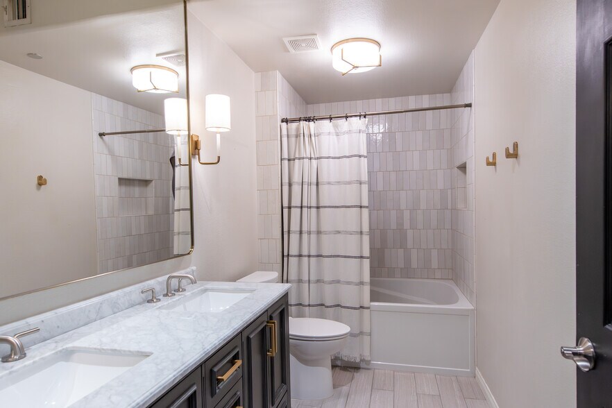 Building Photo - 9550 E Thunderbird Rd