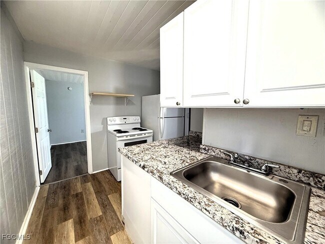 Building Photo - 8239 Suncoast Dr