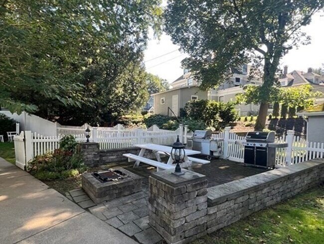 Building Photo - 100 Church St